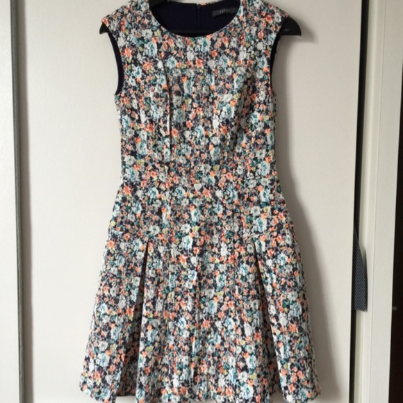 Floral Print Dresses - Picture 5 of 8